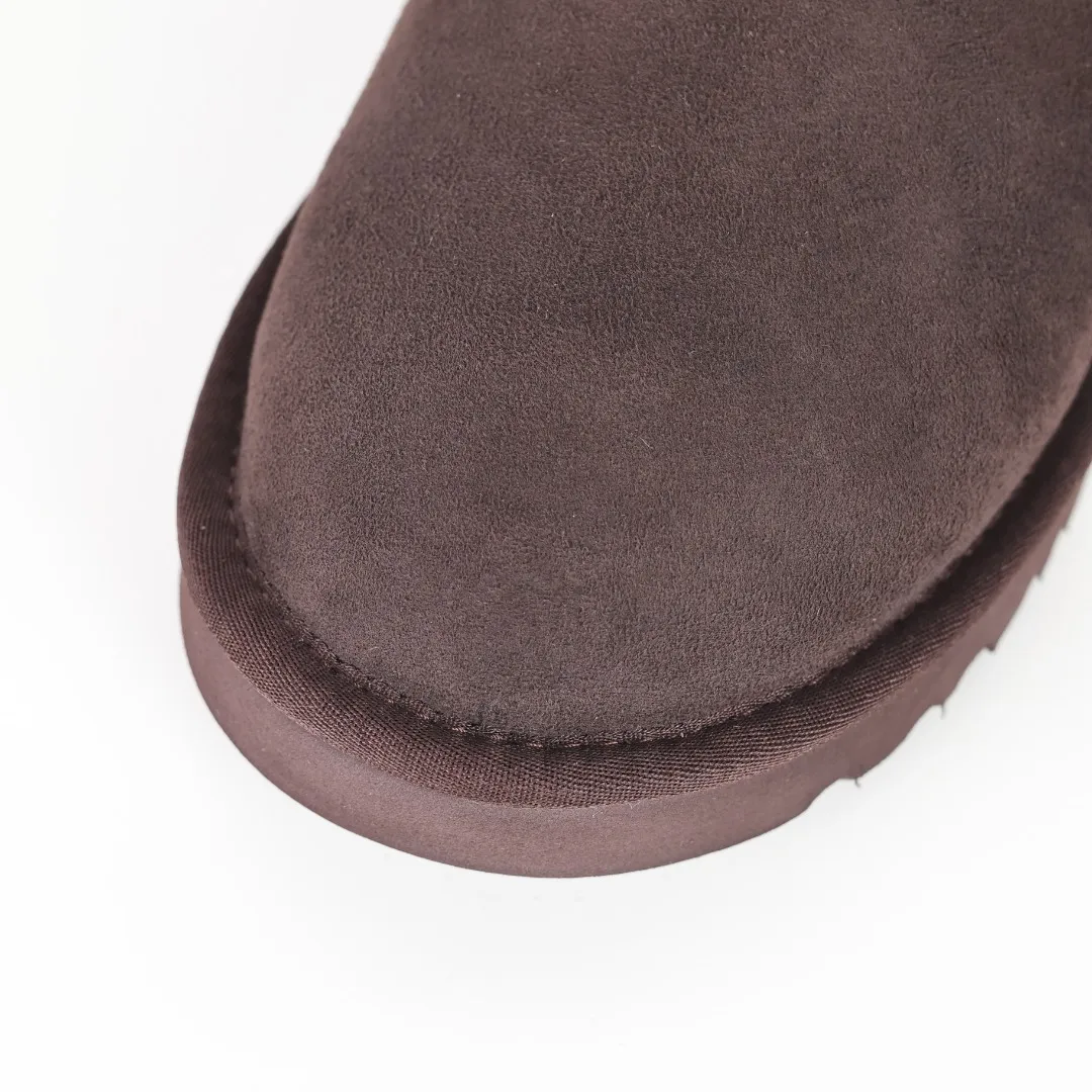Pick up locally 💰600 Core recommended good price Independently developed original outsole and cashmere insole to keep you warm in winter and suitable for home use. In the new year, uug launched a style series, which is partially geared towards the preferences of young consumers and has also moved to the forefront of fashion trends. Shoe body material Water-repellent coated suede upper 17 mm UGGPURE™ implanted wool insole Lightweight non-slip comfortable rubber outsole With brand LOGO trademark Comes with a full set of packaging Size: 35 36 37 38 39 40